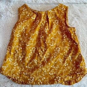 Stylish toddler blouse with 3 brown buttons on the back